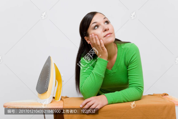 熨衣服的女人