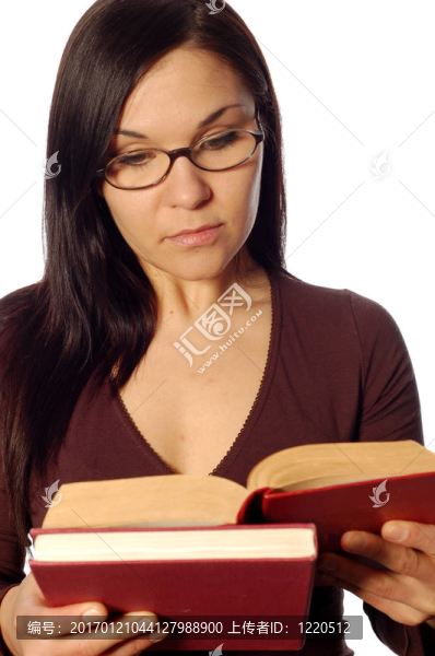 拿著書的女人