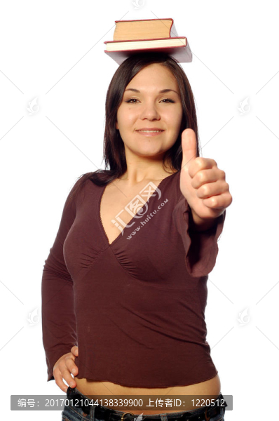 拿著書的女人