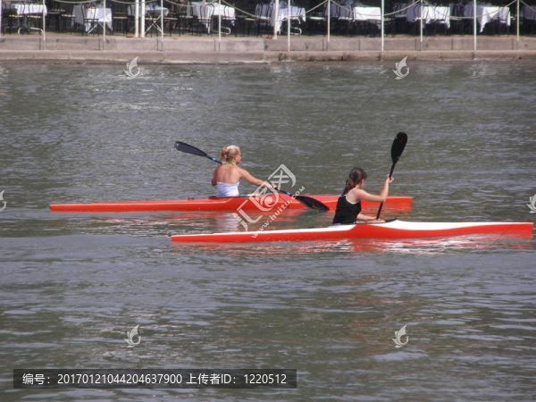上canoein兩女孩