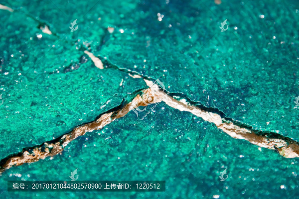 人行道上的裂紋漆
