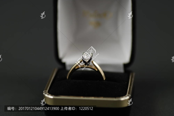 鉆石戒指