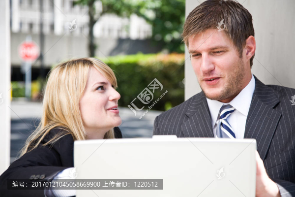 工作的白人商人