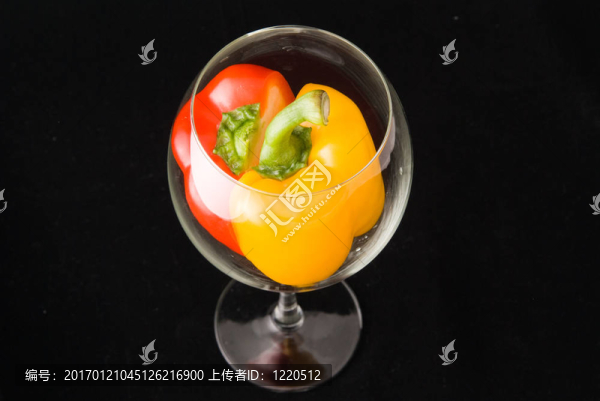 美麗的解剖辣椒在高腳杯
