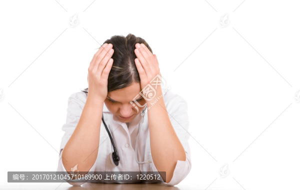 女醫(yī)生在書(shū)桌