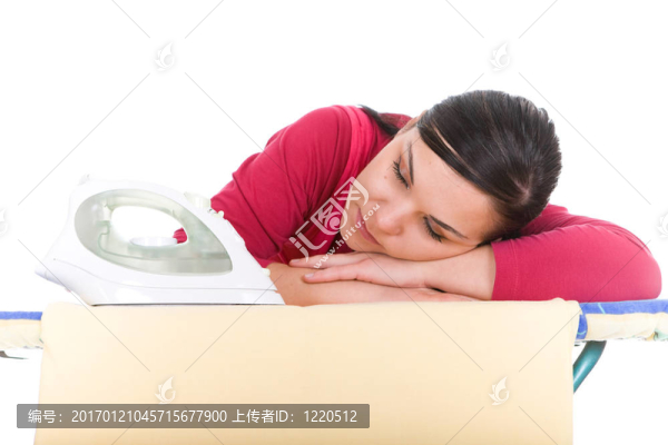 熨衣服的女人