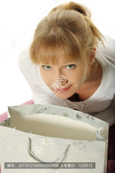 帶紙袋的女孩