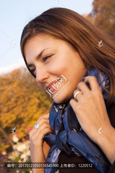 快樂的年輕女人在一個(gè)秋天的公園里