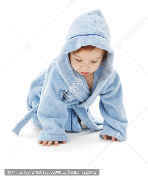 穿著藍色長袍的男孩