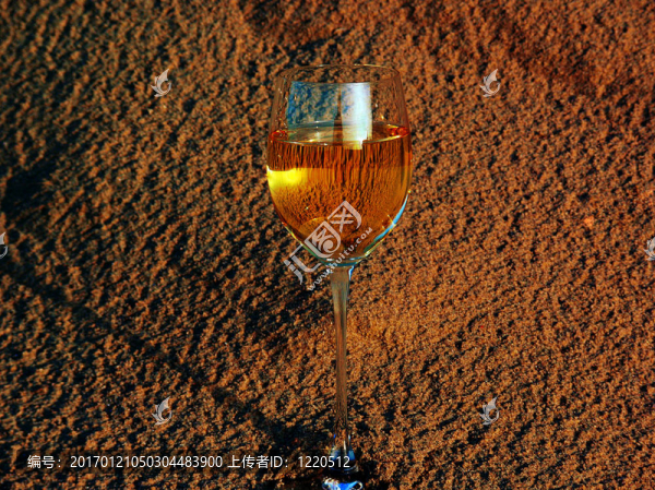 沙灘上的白葡萄酒