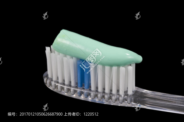 牙刷上的牙膏