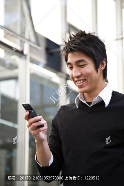 發(fā)短信的亞洲商人