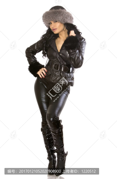 女人在皮革
