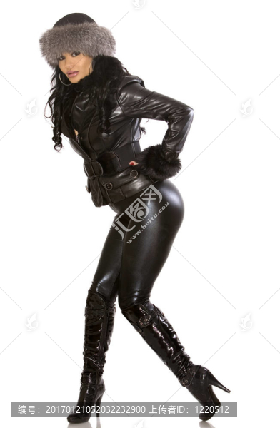 女人在皮革