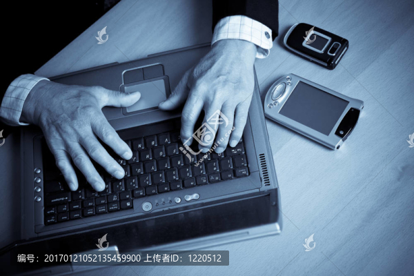 高級(jí)商人和筆記本電腦
