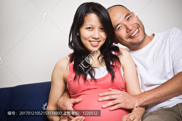 幸福期待懷孕的亞洲夫妻