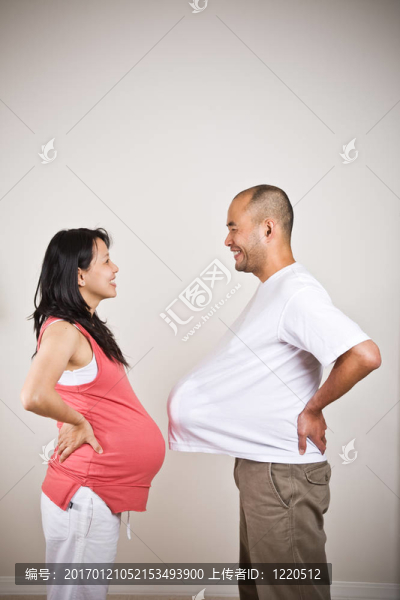 幸福期待懷孕的亞洲夫妻