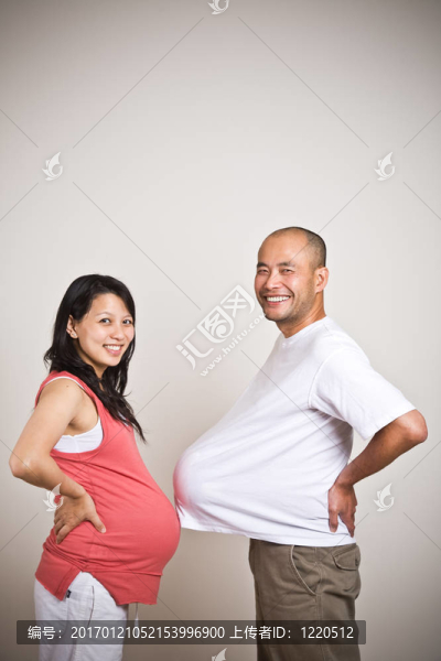 幸福期待懷孕的亞洲夫妻