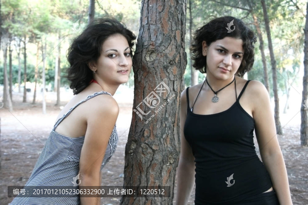 兩個漂亮的女孩