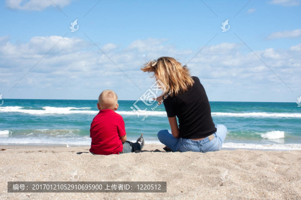 海灘上的母親和孩子