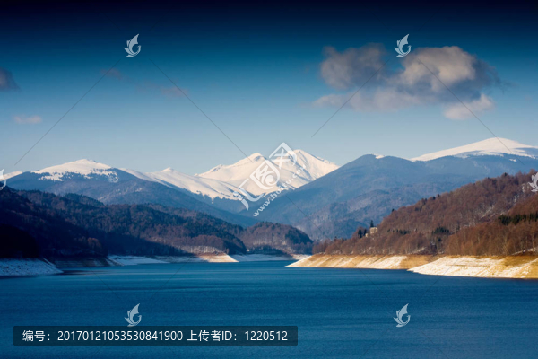 湖心島和山