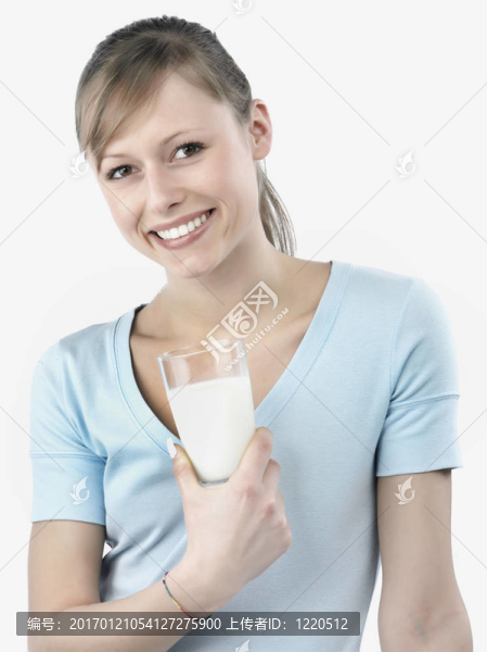 年輕快樂的女人喝