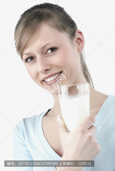 年輕快樂(lè)的女人喝