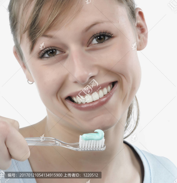 婦女刷牙；