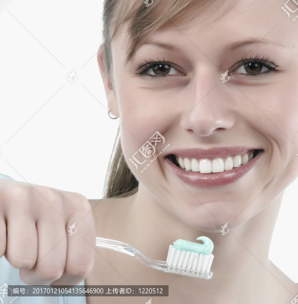 婦女刷牙；