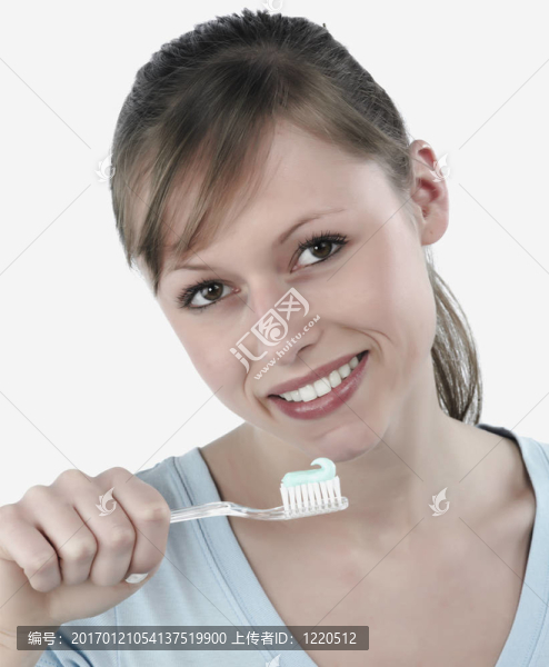婦女刷牙；