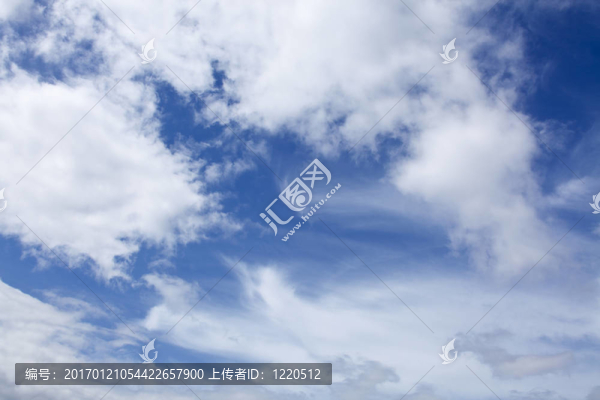 天空白色蓬松的云背景