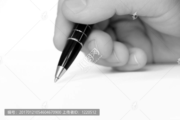 男子在白紙上寫字