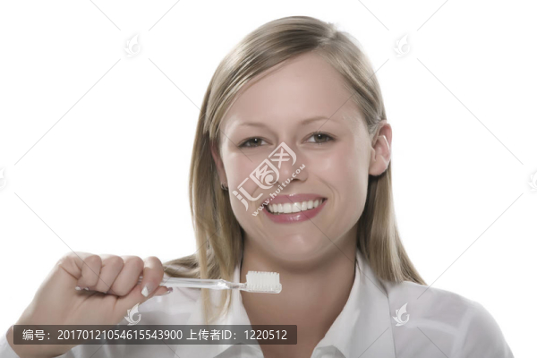 洗他們的牙齒的女孩