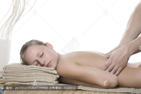 嬌生慣養(yǎng)的年輕女性與男性的手做按摩。
