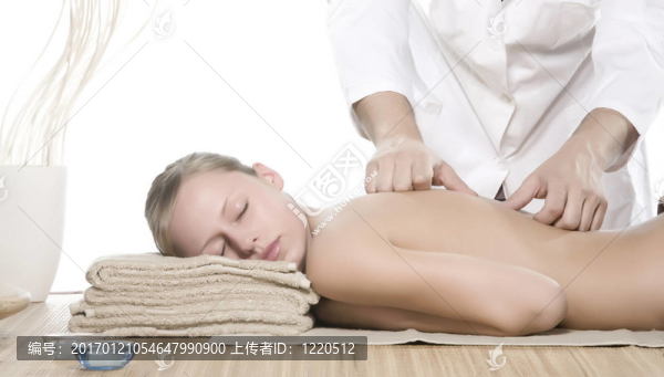 嬌生慣養(yǎng)的年輕女性與男性的手做按摩。