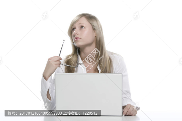 年輕的商人；秘書或?qū)W生筆記本；分離