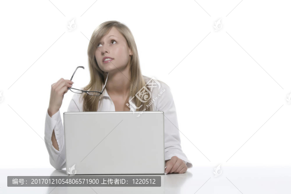年輕的商人；秘書或?qū)W生筆記本；分離