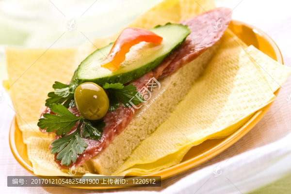 三明治面包和黃油意大利臘腸；