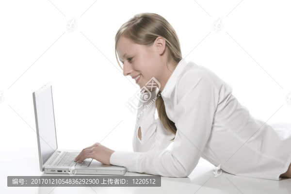 在電腦前的女人
