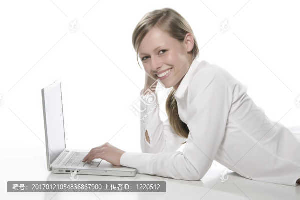在電腦前的女人