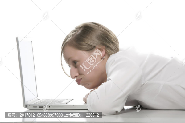 在電腦前的女人