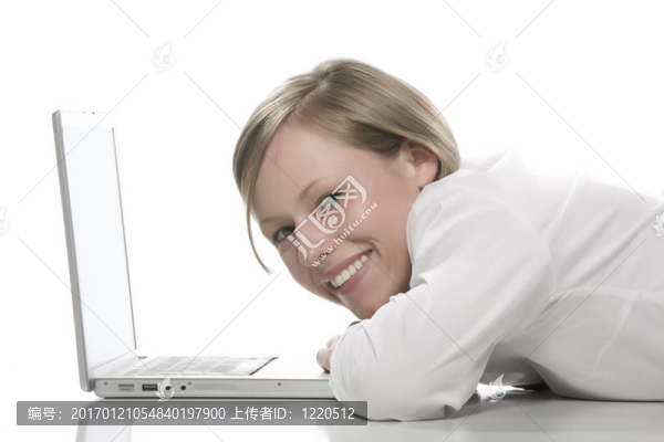 在電腦前的女人