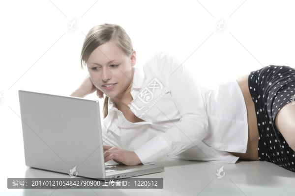 在電腦前的女人