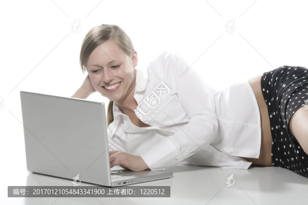在電腦前的女人