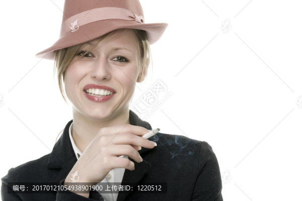 一個(gè)美麗的女人吸煙
