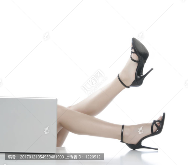 桌上有腿的女人