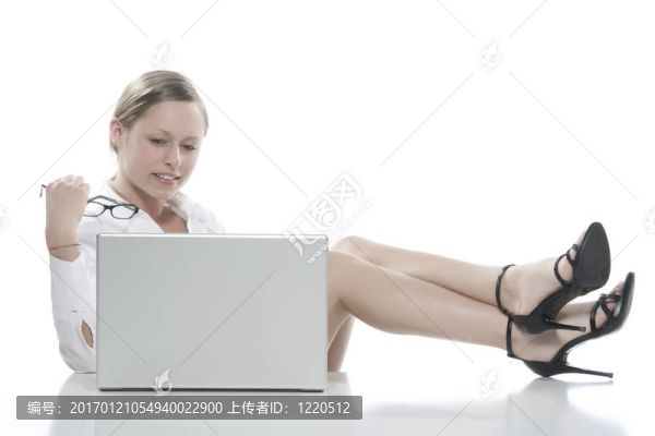 桌上有腿的女人
