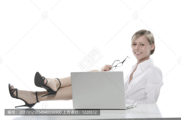 桌上有腿的女人
