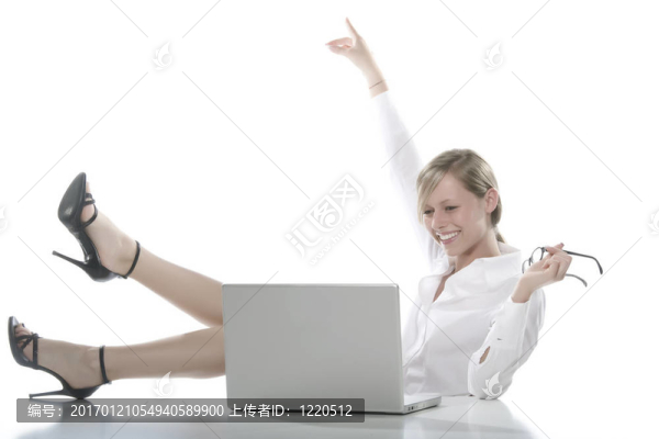 桌上有腿的女人