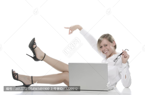 桌上有腿的女人